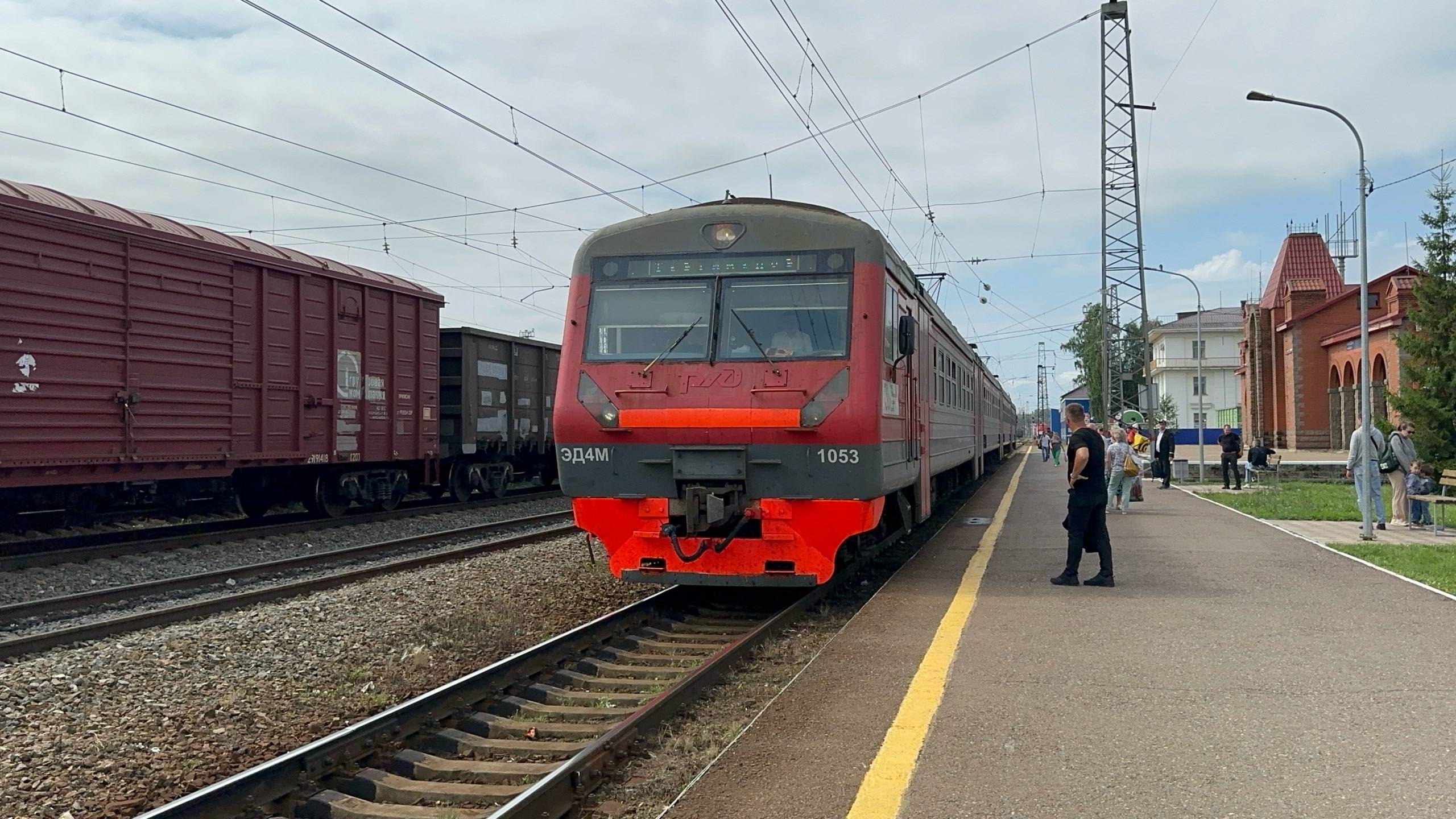 «Котопёс!» Электропоезд ЭД4М - 1054 / 1053 на ст.Дёма и пл.Спортивная, август 2025 года смотреть онлайн