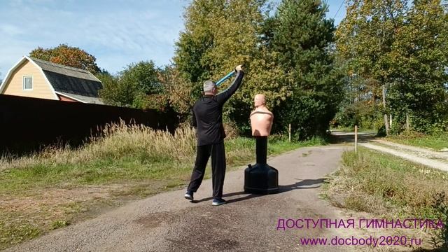 Отработка ударов мягким мечом Тямбара на макиваре в деревне (3)