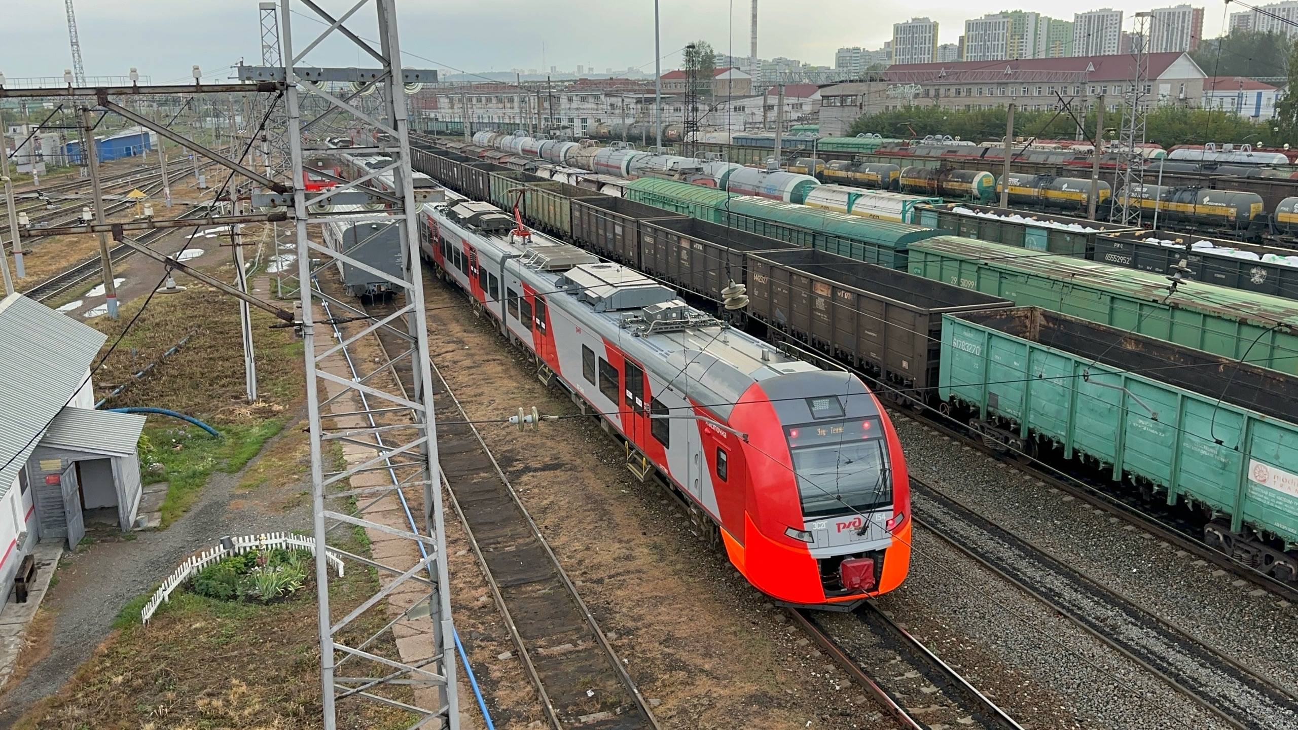 «После грозы!» Электропоезд «Ласточка» ЭС2Г - 154 на ст.Дёма, август 2025 года смотреть онлайн