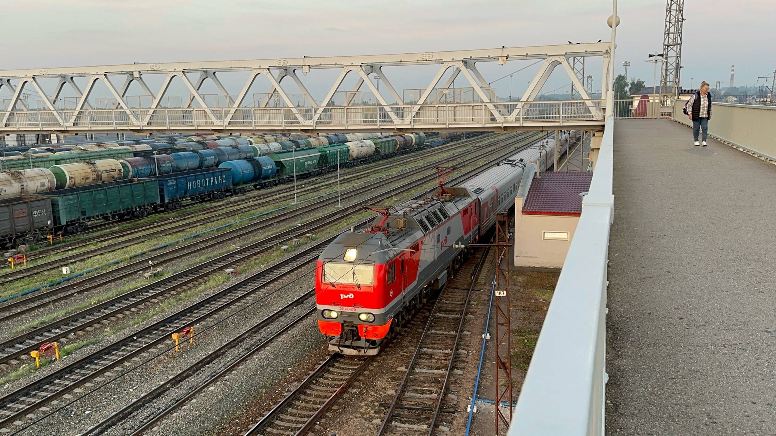 «Перед рассветом!» Электровоз ЭП2К - 479 с пасс.поездом на ст.Дёма, август 2025 года смотреть онлайн