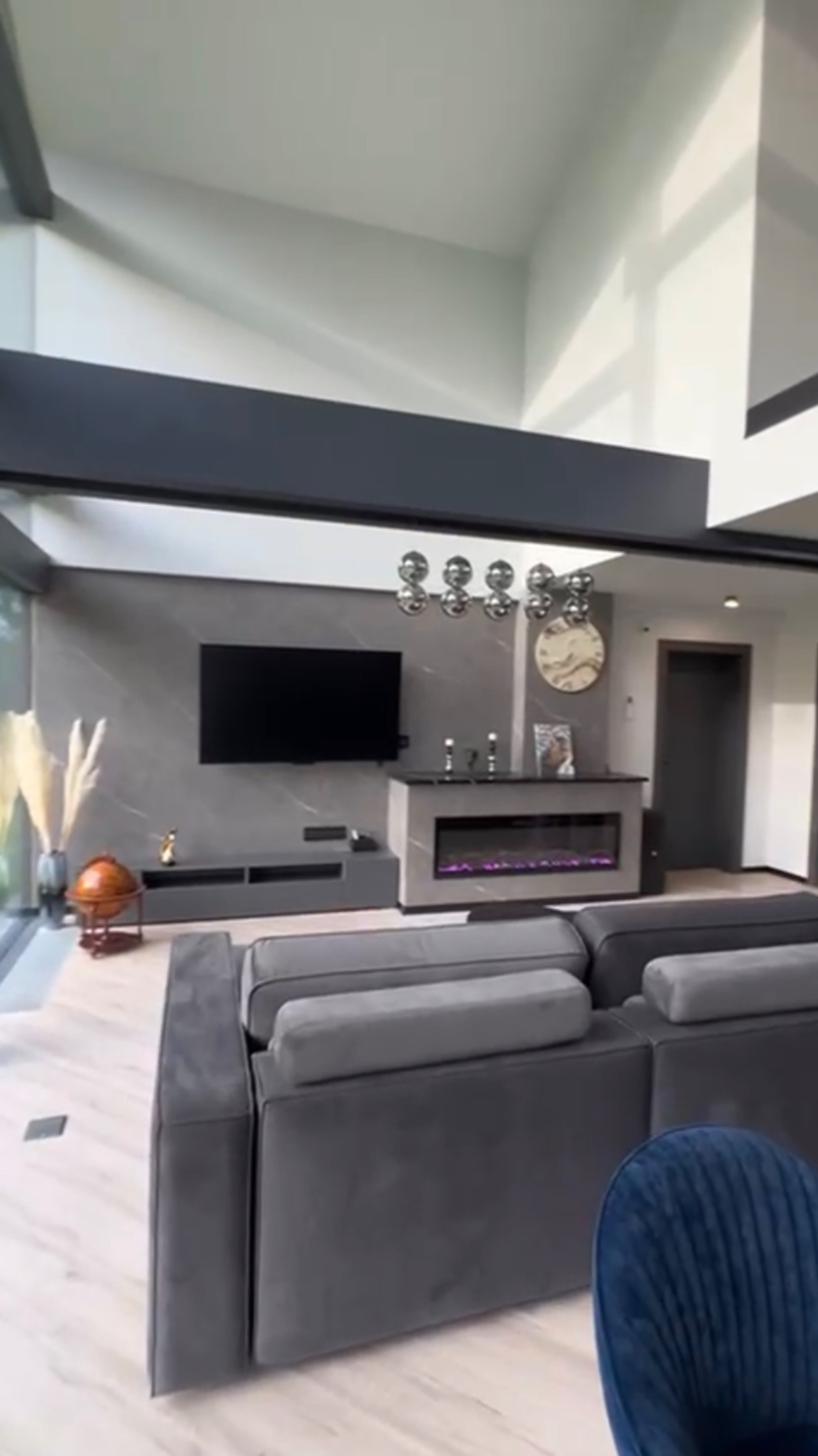 Современный интерьер загородного дома фахверк