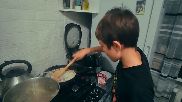 Готовлю для друзей спагетти с морепродуктами! ✨🍝