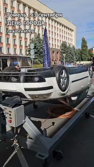 Лол, на Дне города в Гомеле гаишники «насадили на вертел» Passat, чтобы показать пользу ремней безоп