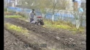 Пашу  мотоплугом 1998 год.