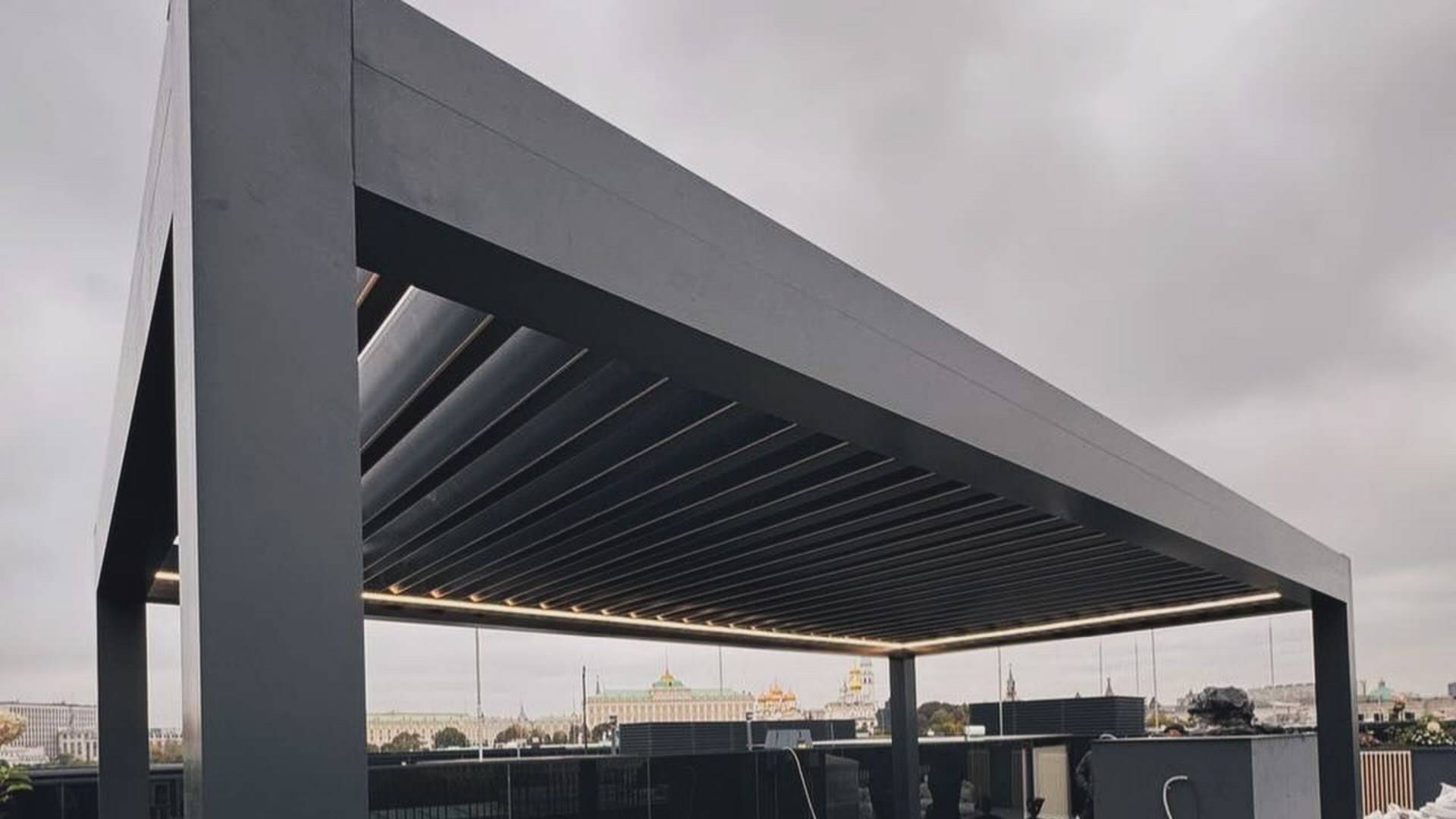 Открывание ламелей поворотной алюминиевой перголы биоклиматик