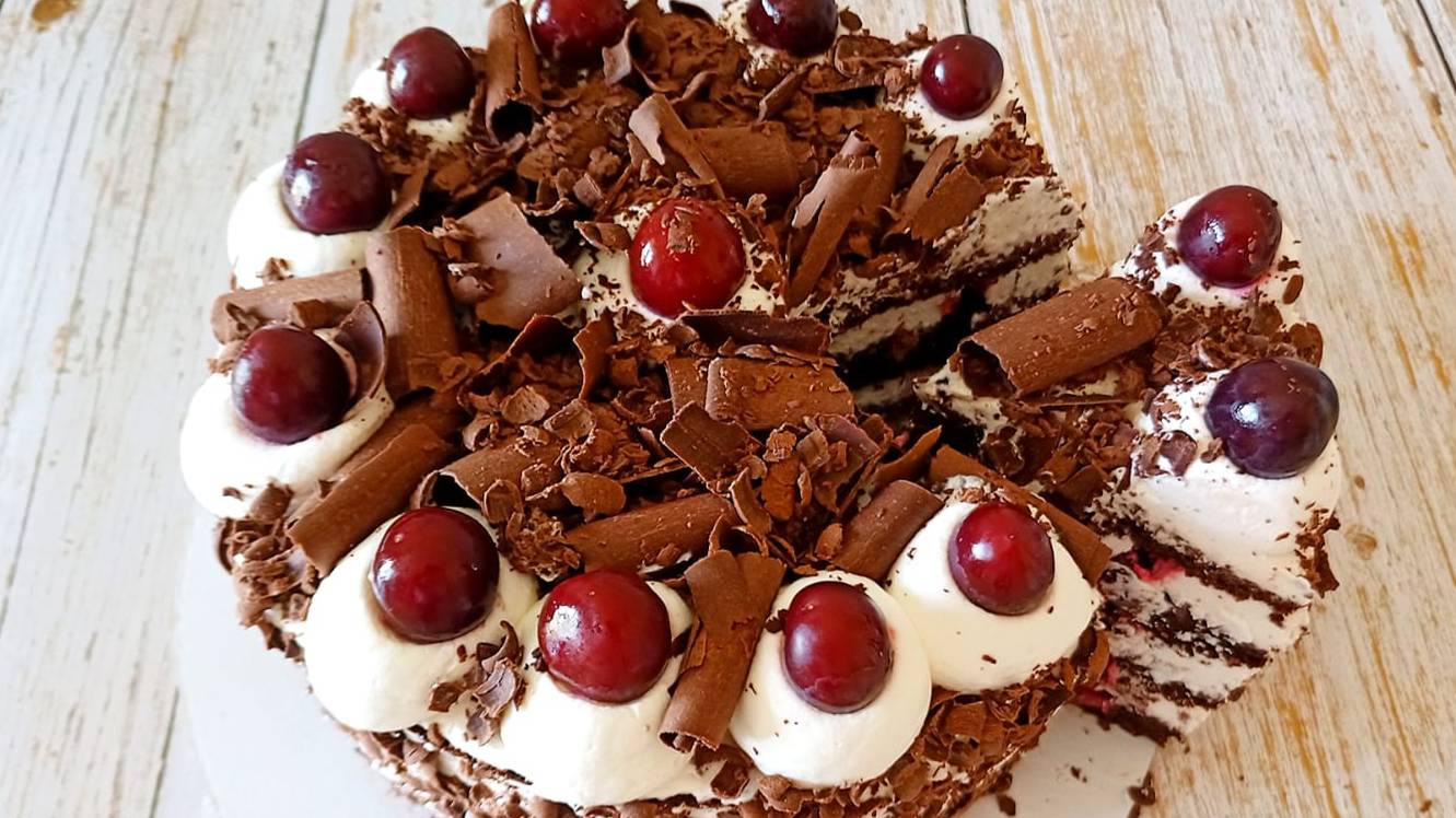 Торт "Чёрный Лес". Рецепт немецкого шоколадного торта с вишней. смотреть онлайн