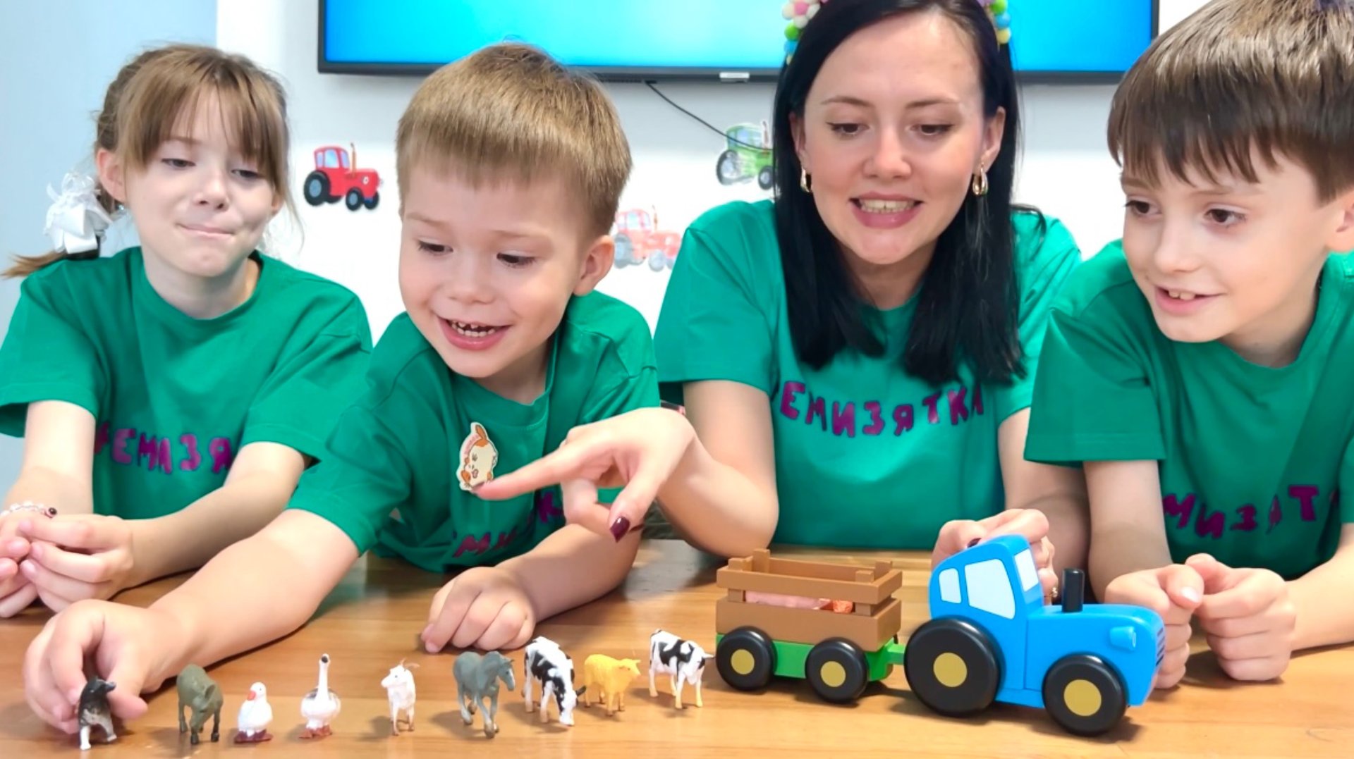 Купили новый СИНИЙ ТРАКТОР, играем и катаем животных в прицепе, поем песенку по полям по полям