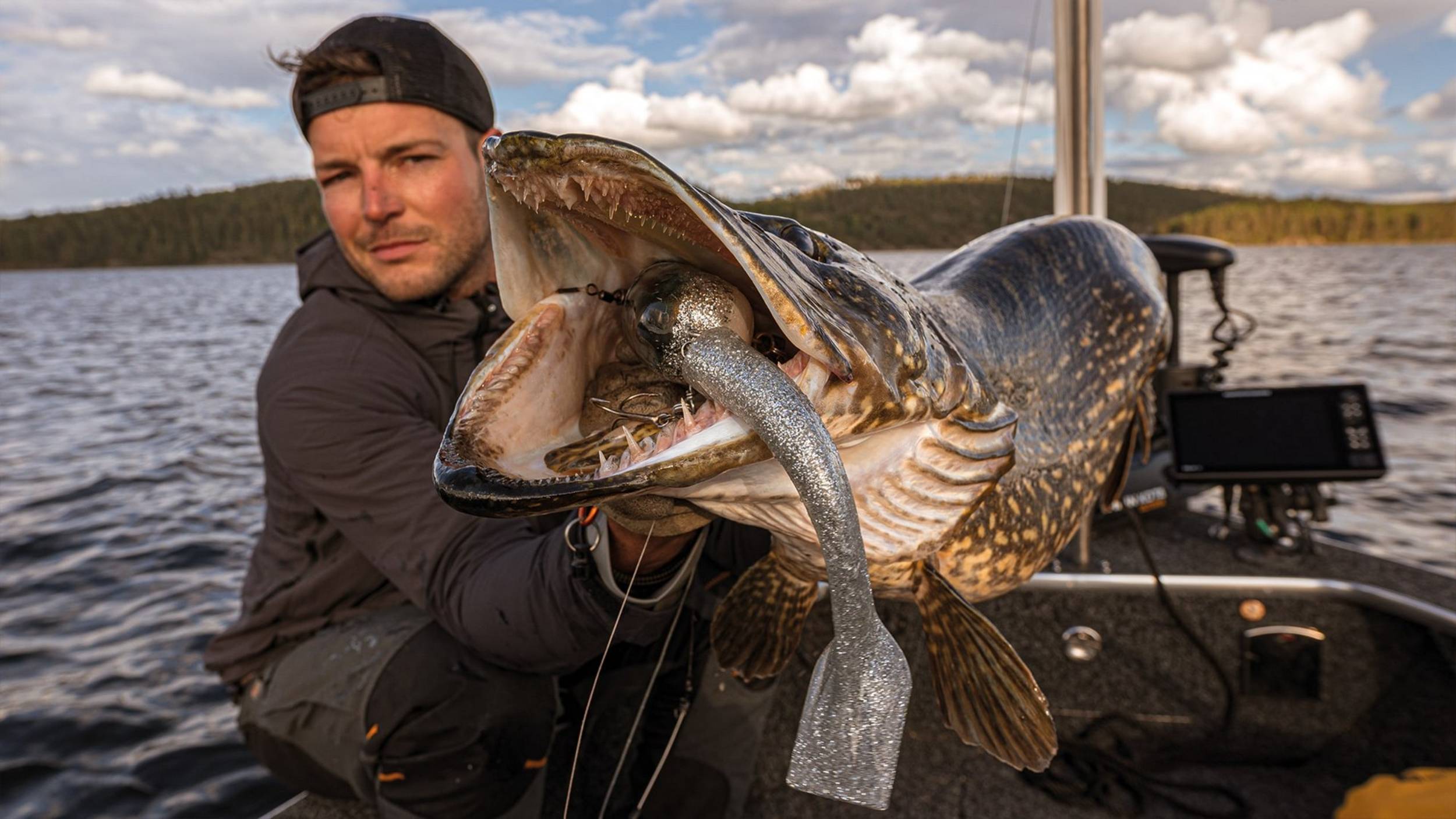 Зачем на спиннинговых приманках существует, так называемая, «точка атаки» ? смотреть онлайн