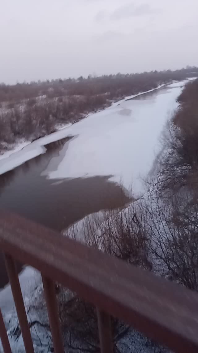 Ноябрь. Речка замерзает