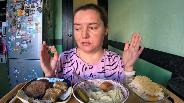 Салат мимоза, картофельное пюре, минтай жареный и печень с сыром. Мукбанг. Домашняя еда смотреть онлайн