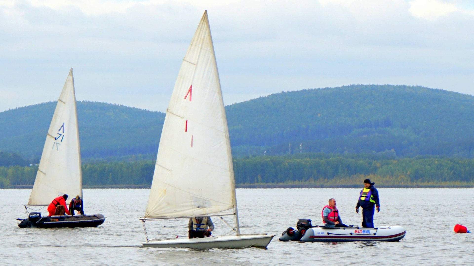Гонки парусных швертботов луч на фоне уральских гор смотреть онлайн