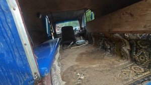 Заброшенный вездеход в лесу