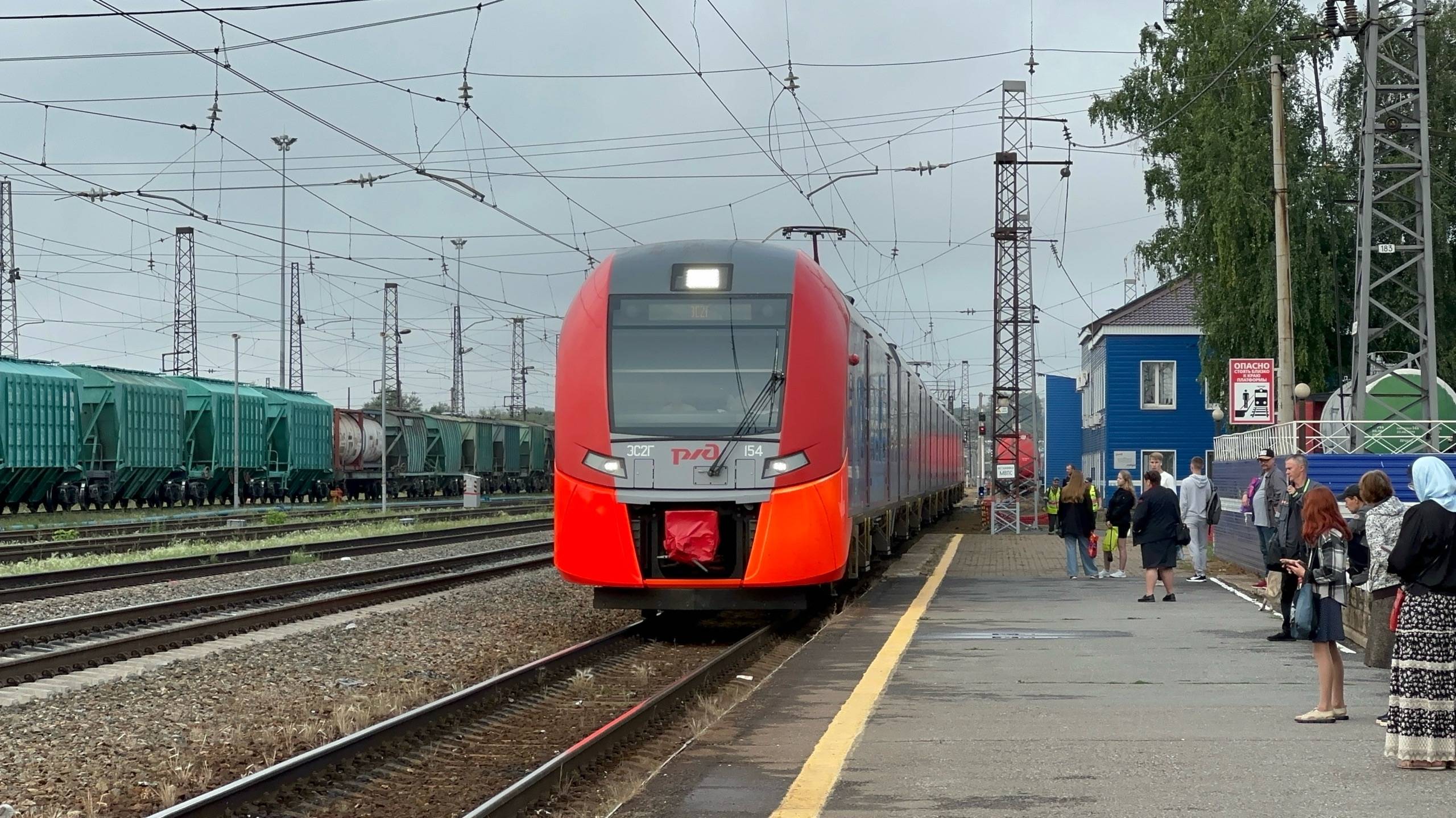 Электропоезд «Ласточка» ЭС2Г - 154 на ст.Дёма, август 2025 года смотреть онлайн