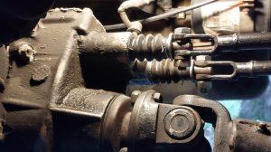 Ставлю пыльники на штоки раздатки соболя 4×4 вместо манжет.