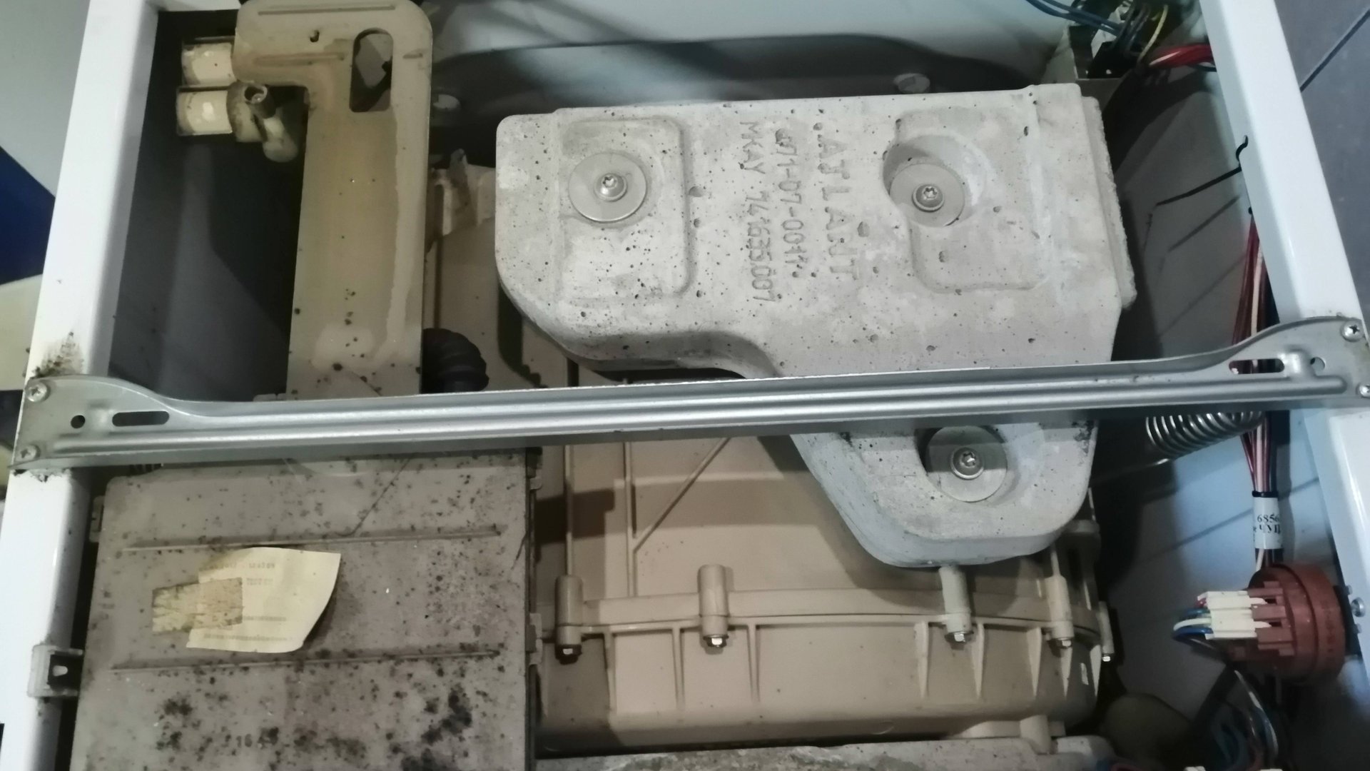 Стиральная машинка подпрыгивает и