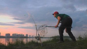 РЕЧНОЙ МЕЛЯК ВЫДАЛ КРУПНЯК! Закинул донки и ПОПЁРЛО! Ночная рыбалка 2025