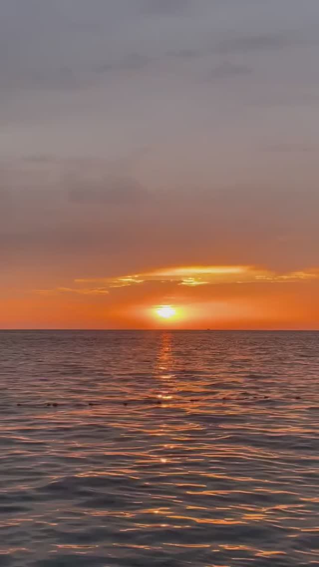 Манящий морской закат из Абхазии в бархатный сезон 2025 года вам для мотивации смотреть онлайн