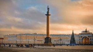 Александровская колонна на Дворцовой площади Петербурга