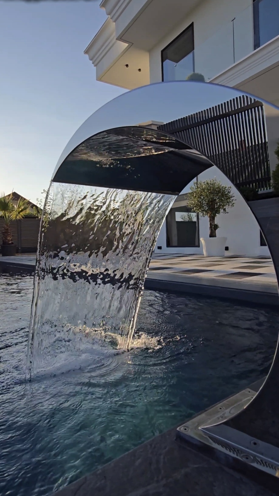 БЕЛОСНЕЖНАЯ ВИЛЛА С БАССЕЙНОМ смотреть онлайн