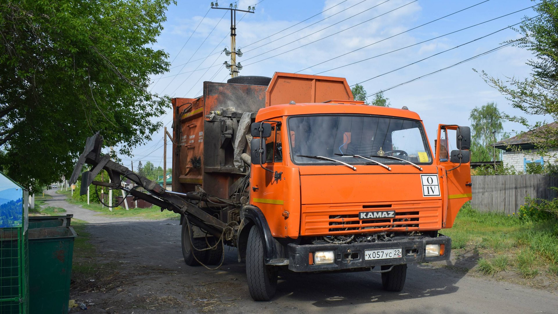 Мусоровоз МКМ-44108 (МК-4454-04) на шасси КамАЗ-43255-A3 (Х 057 УС 22) / KAMAZ Garbage Truck.