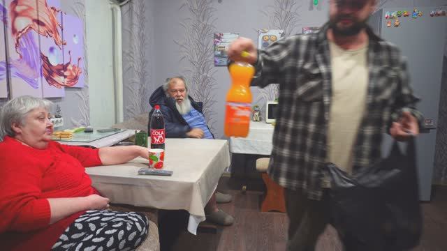 ТРУЖЕНИКИ СИБИРИ ОТДЫХАТЬ НЕКОГДА РАБОТАТЬ В ПОЛЕ НАДО смотреть онлайн