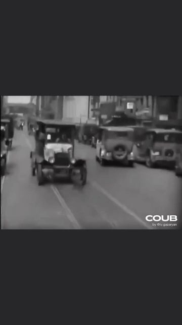 1928 год. Работа в такси никогда не была лёгкой...  #ретро #такси #таксист #пассажир