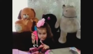 Барби - велосипедистка.