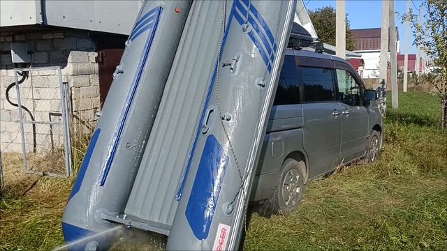 Помывка лодки после сезона от цветущей воды.