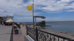 Пляж «Лягушка» и набережная в западной части Алупки