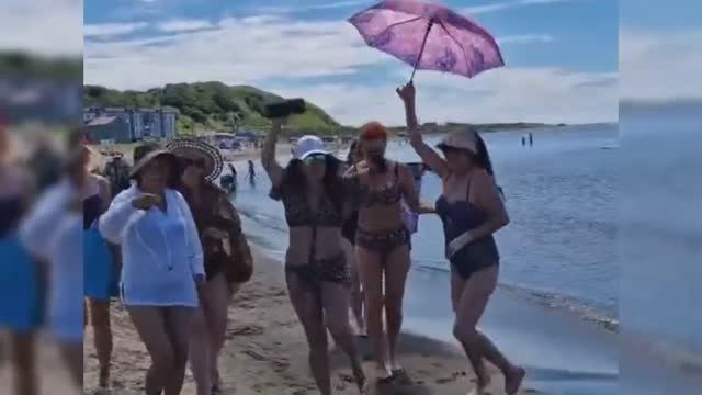 Пляжная дискотека, пляж Яблочное, девчата развлекаются