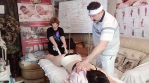 Применяем простынь для выравнивания  таза и выдергивания ног. Обучение мануальной терапии у Гудвина.