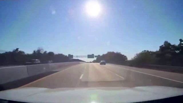 70-летний водитель из США решил сыграть в GTA в реальной жизни, пролетев через четыре полосы #shorts