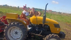 "Прокати нас, Викуля, на тракторе"