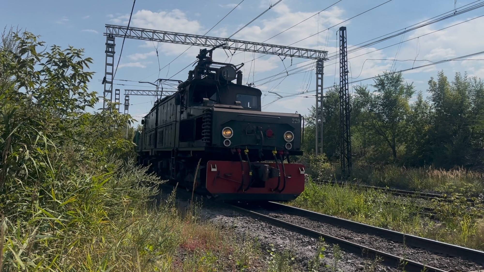 «Приветливый!» Электровоз EL21 - 229 с грузовым поездом на перегоне, август 2025 года смотреть онлайн