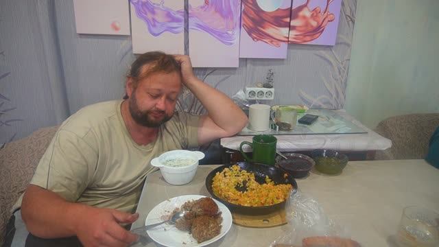 УСТАЛ РАБОТАТЬ НА УЧАСТКЕ ХОЧУ УЖЕ ПОЕСТЬ смотреть онлайн