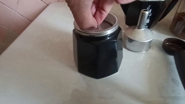 Bialetti Mokka Express с воронкой на половину загрузки кофе смотреть онлайн
