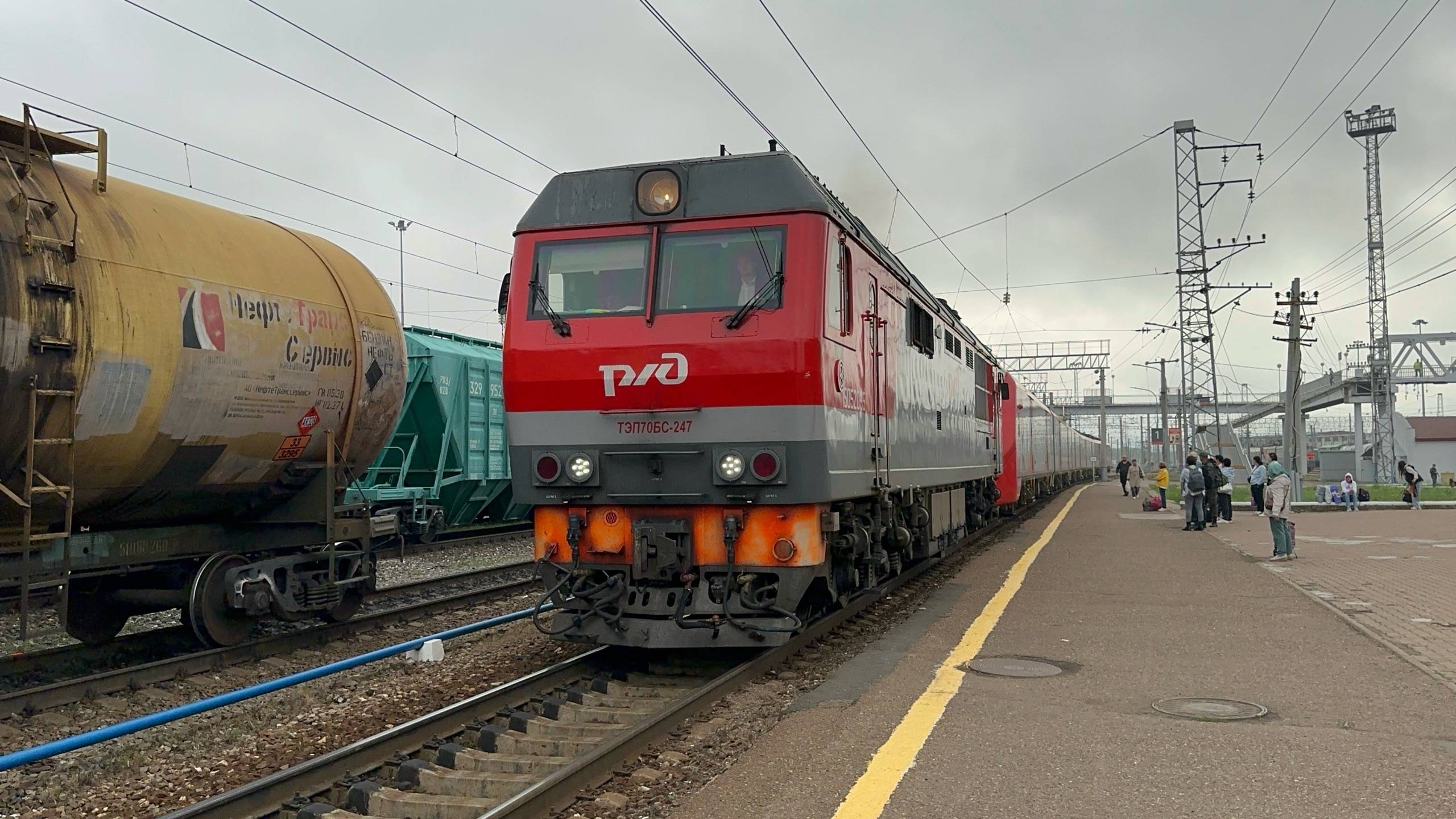 Тепловоз ТЭП70БС - 247 с электропоездом «Финист» ЭС104 - 026 на ст.Дёма и пл.Ассы, август 2025 года смотреть онлайн