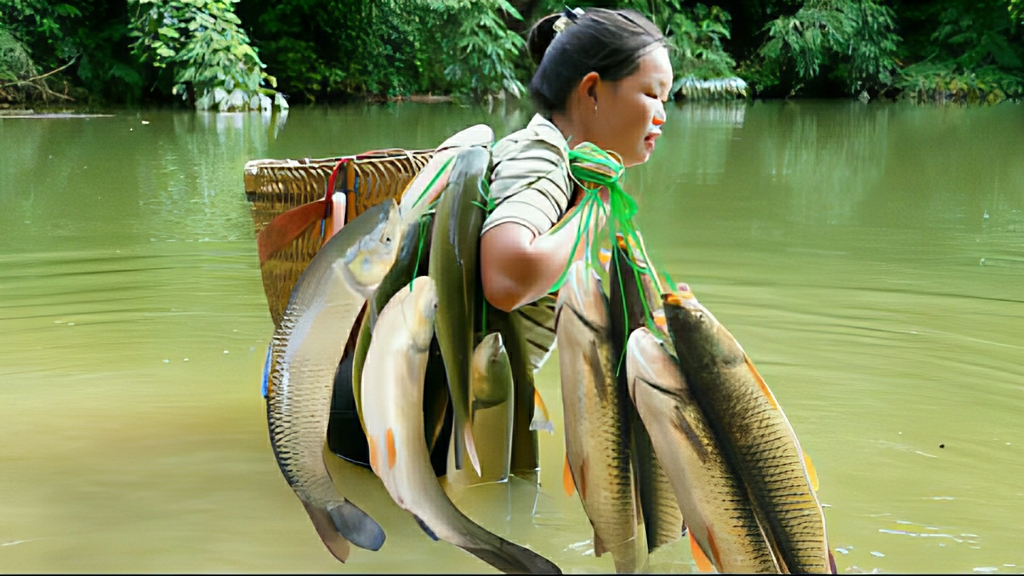 Неожиданный улов рыбы в заброшенном пруду. Продажа рыбы на сельском рынке. Жизнь во Вьетнаме смотреть онлайн