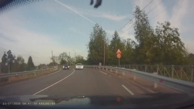 Ломоносов; машина через сплошную на встречу, обошлось.