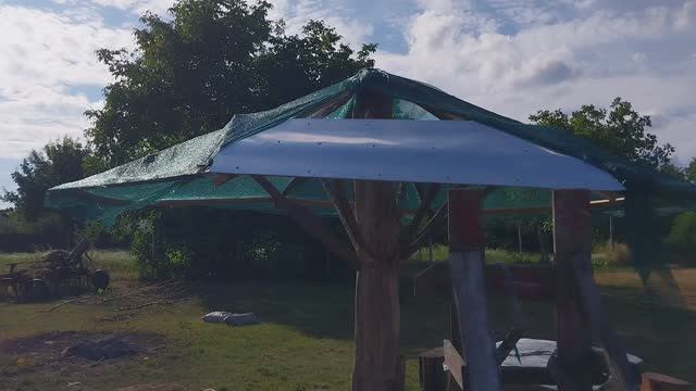 Первый лист жести установлен, строим беседку в виде гриба, этап пяты! смотреть онлайн