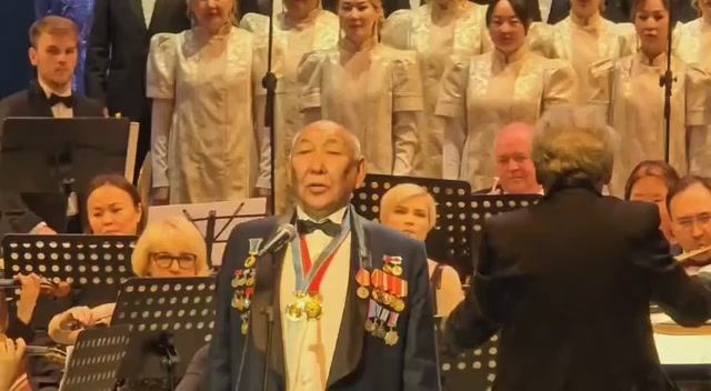 Иван Степанов исполняет песню "Сахам Сирэ барахсан" (Моя Якутия) на юбилейном вечере смотреть онлайн