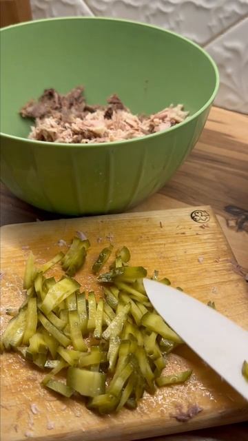 Салат с языком и жареным луком