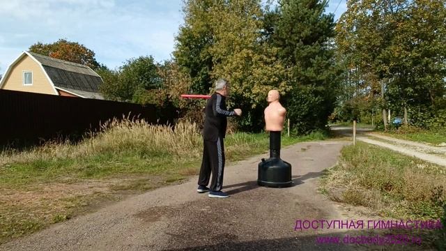 Отработка ударов мягким мечом Тямбара на макиваре в деревне (9)