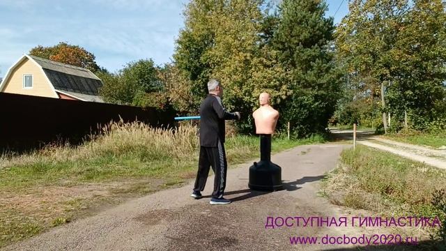 Отработка ударов мягким мечом Тямбара на макиваре в деревне (5)