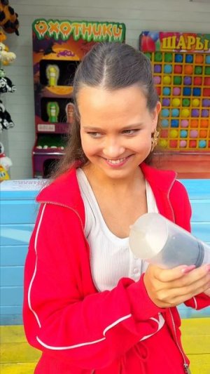 АРИАНА ДЕЛАЕТ УКОЛ ДЕВОЧКЕ