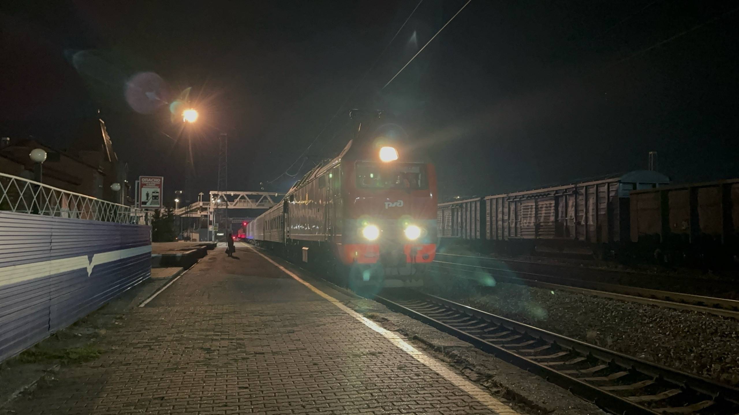 Электровозы ЭП2К - 479 и ЭП1 с пасс.поездом на ст.Дёма и Новоабзаково, август 2025 года смотреть онлайн