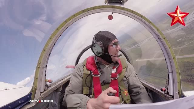 Пилот в кабине самолета Як-52 ~ тренировочный полет ~ аэродром Кречевицы в Великом Новгороде смотреть онлайн