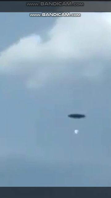 НЛО выпустил разведчика на Землю смотреть онлайн