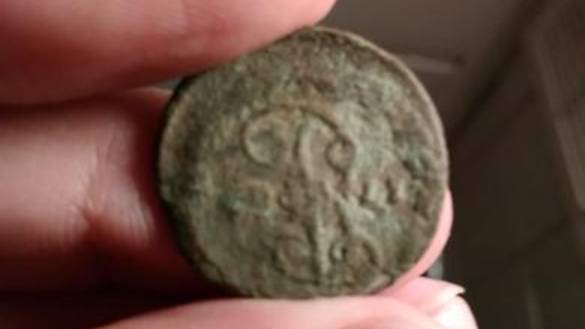 Поиск золота в лесу.