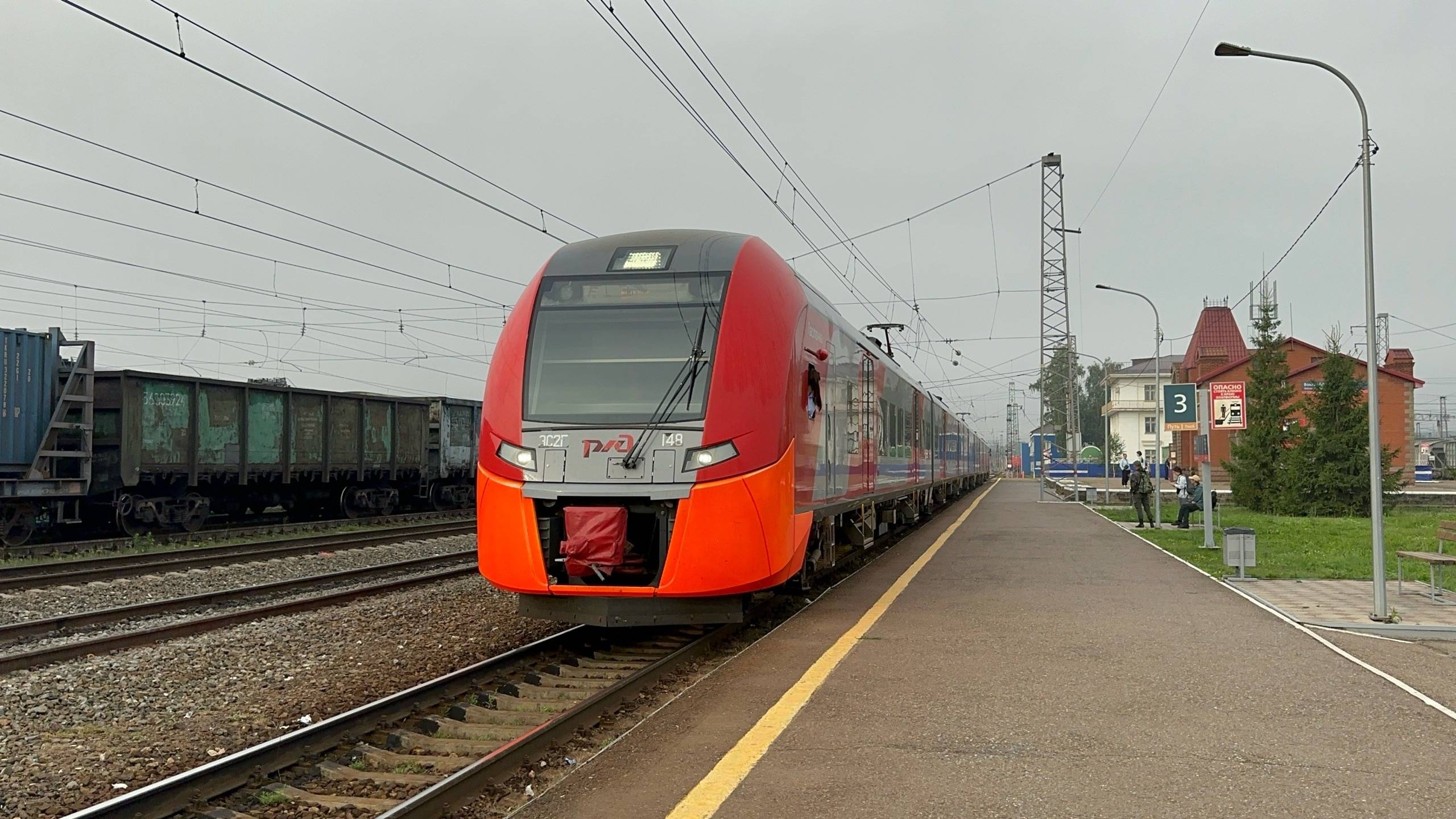 «Девушка помощник!» Электропоезд «Ласточка» ЭС2Г - 148 на ст.Дёма, август 2025 года смотреть онлайн